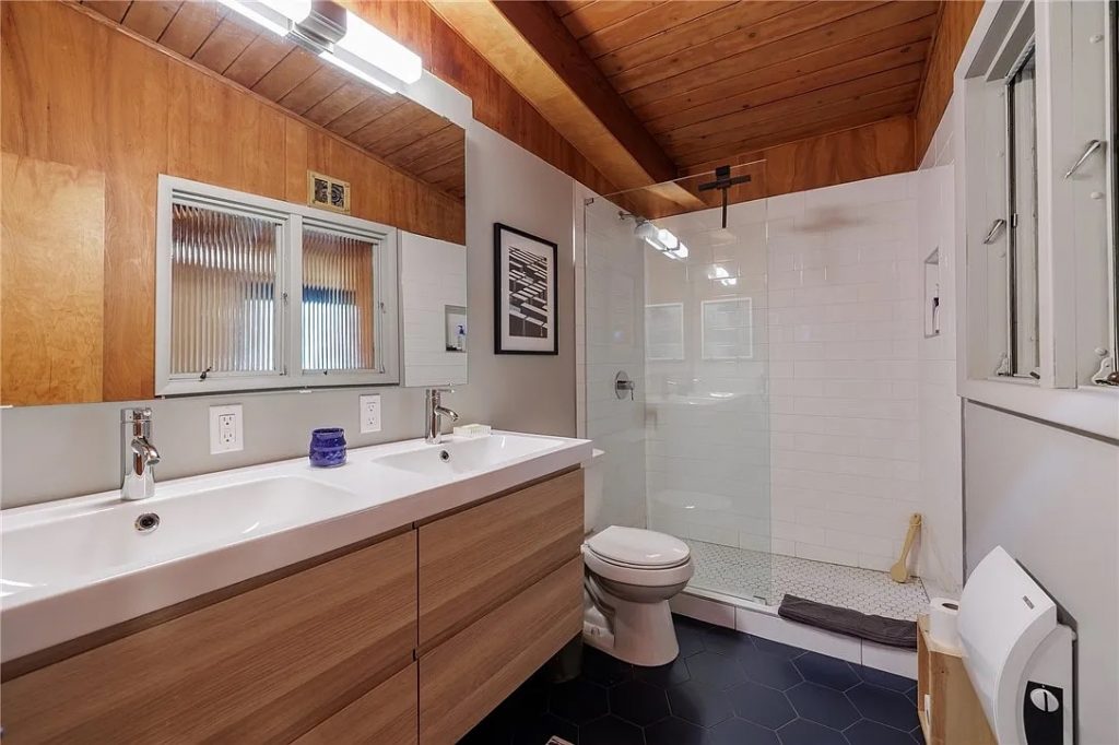 174 Golf Avenue 2025 Bathroom