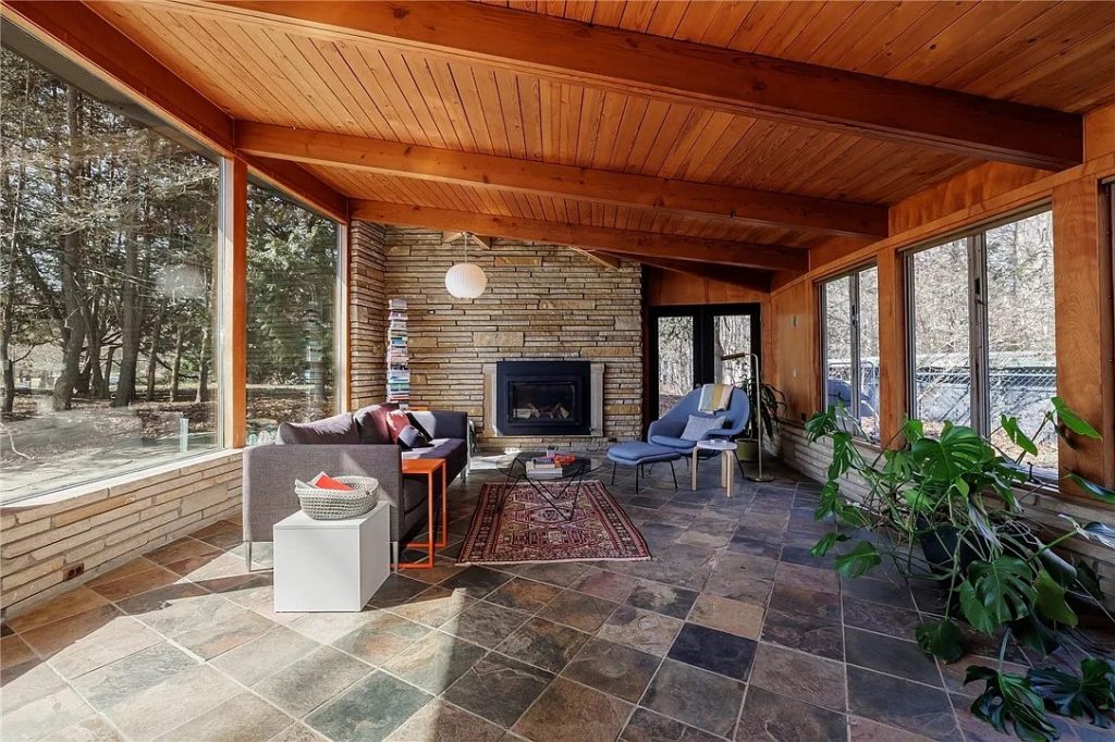 174 Golf Avenue 2025 Livingroom3