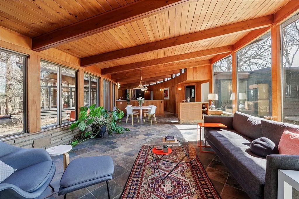 174 Golf Avenue 2025 Livingroom4