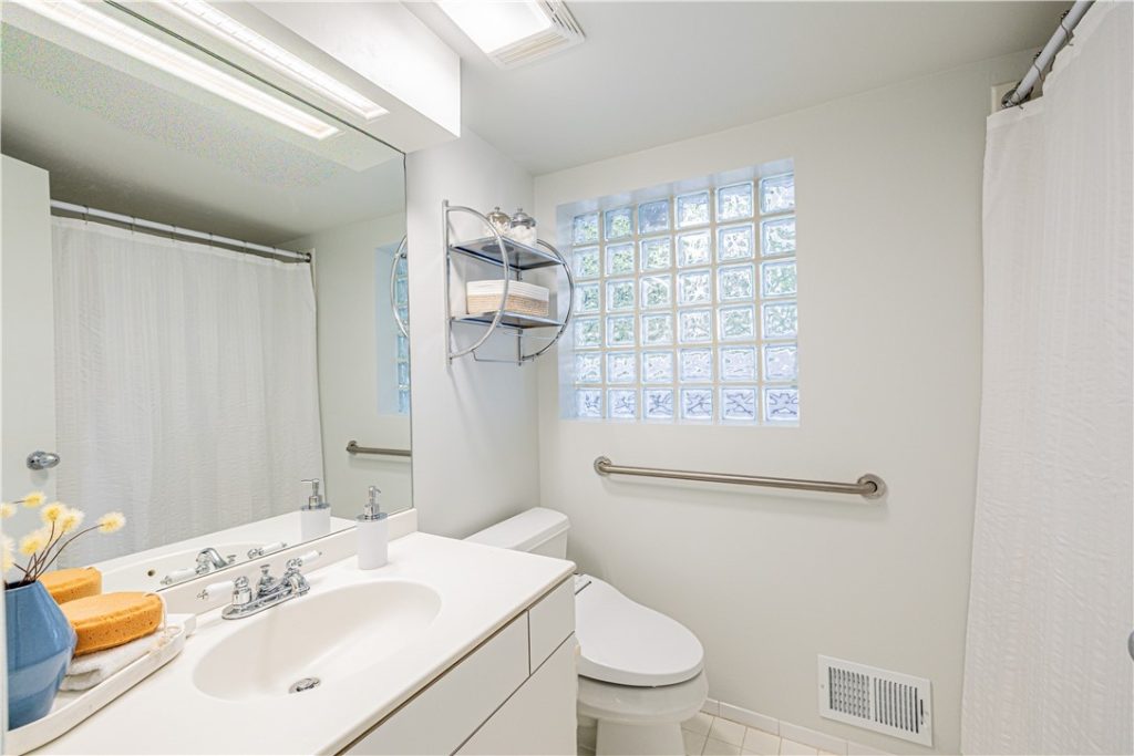 82 Lasalle Parkway bathroom
