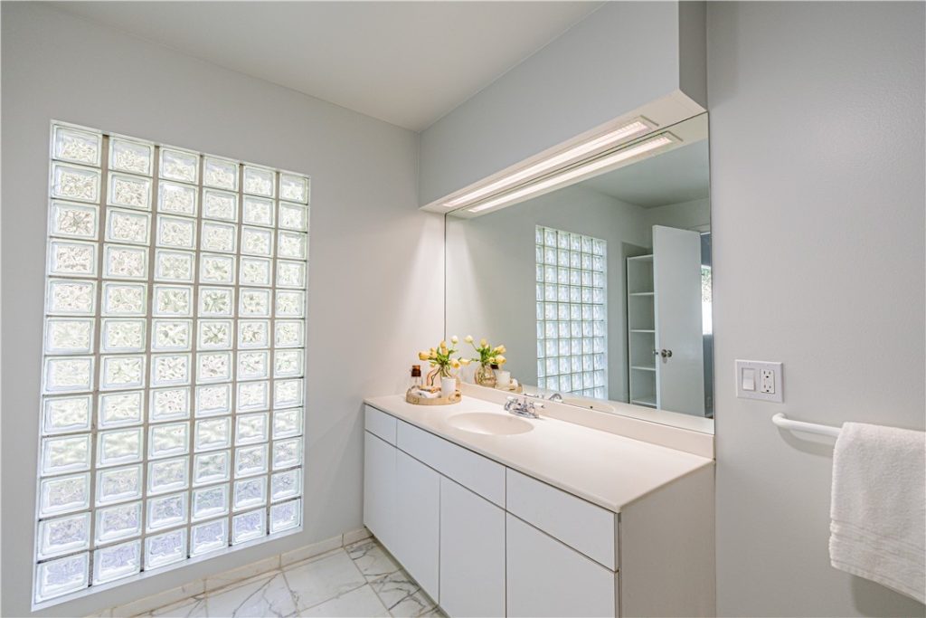 82 Lasalle Parkway bathroom2