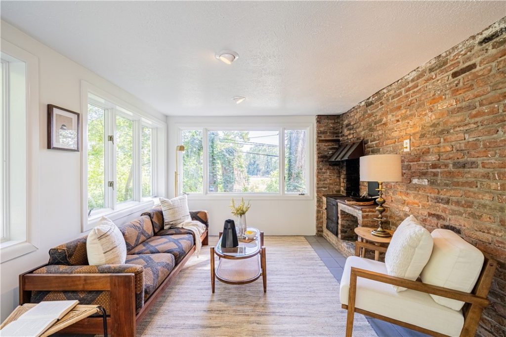 82 Lasalle Parkway den