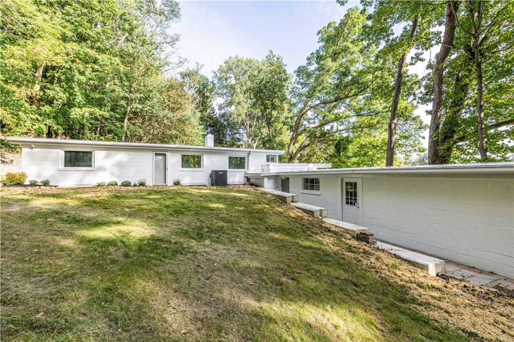 82 Lasalle Parkway exterior