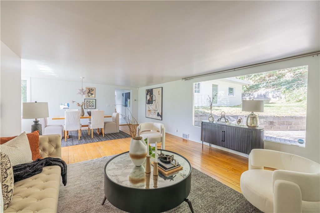 82 Lasalle Parkway livingroom