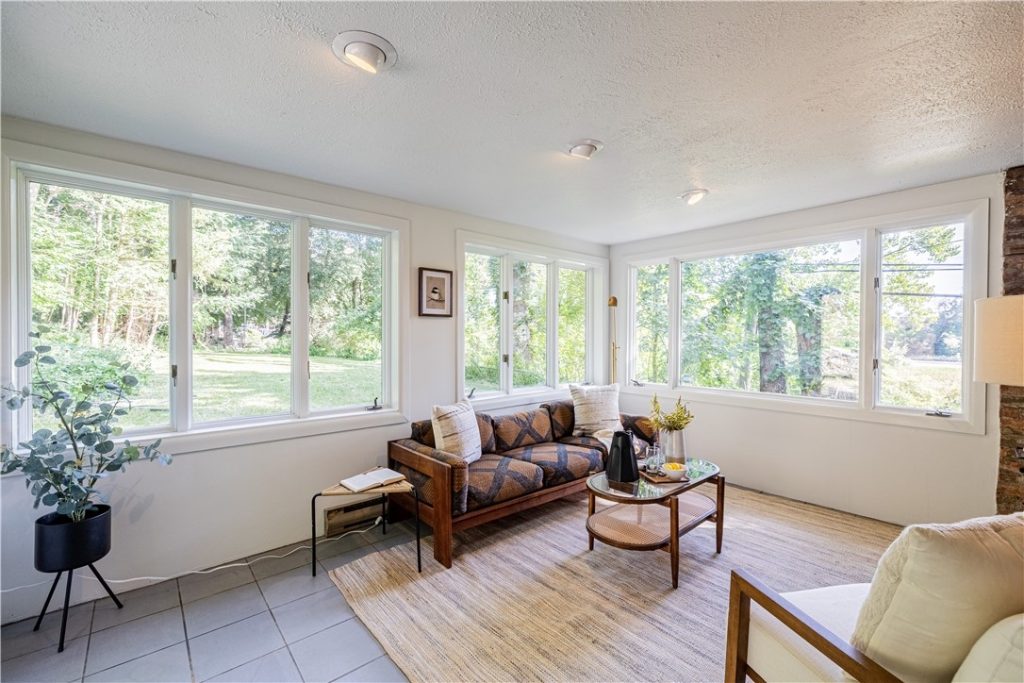 82 Lasalle Parkway livingroom2