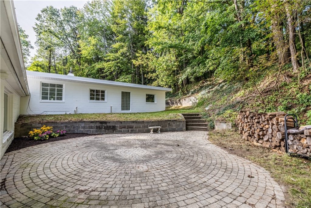 82 Lasalle Parkway patio
